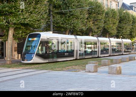 Caen, Frankreich - 06. August 2020: Straßenbahn der T3-Linie, die durch das Stadtzentrum führt. Stockfoto