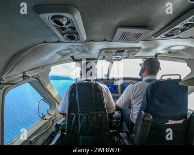 Piloten, die eine kleine Cessna verlassen und Big Corn Island, Nicaragua, verlassen Stockfoto