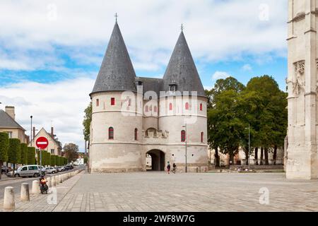 Beauvais, Frankreich - 24. August 2020: Die Türme des ehemaligen Bischofspalastes, der heute das Musée de l’Oise beherbergt. Stockfoto