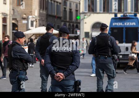 Florenz, Italien - 02. April 2019: Polizisten in kugelsicherer Weste in der Nähe eines Polizeiwagens. Stockfoto