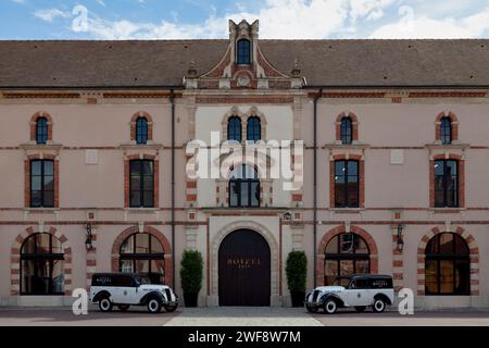 Epernay, Frankreich - 23. Juli 2020: Das Champagnerhaus Boizel an der Avenue de Champagne mit zwei Renault Juvaquatre fourgonnettes, die vor dem Hotel geparkt sind Stockfoto