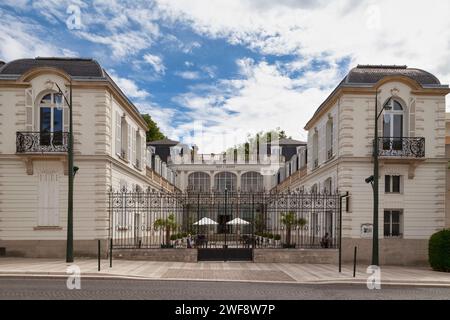 Epernay, Frankreich - 23. Juli 2020: Das Champagnerhaus Moët et Chandon befindet sich an der Avenue de Champagne, neben dem Rathaus. Stockfoto