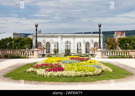Epernay, Frankreich - 23. Juli 2020: Orangerie des Champagnerhauses Moët et Chandon an der Avenue de Champagne, neben dem Rathaus. Stockfoto