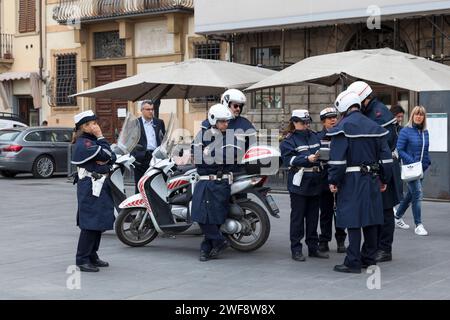 Florenz, Italien - 02. April 2019: Offiziere der Polizia Municipale Firenze in der Nähe von Fahrzeugen. Stockfoto