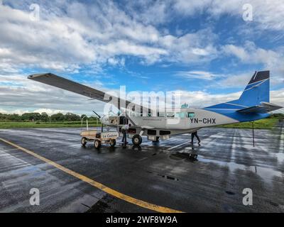 Cessna wartet auf den Start auf Big Corn Island, Nicaragua Stockfoto