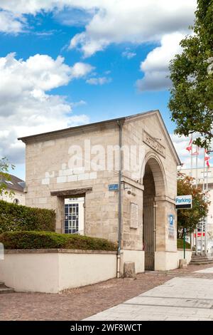 Beauvais, Frankreich - 24. August 2020: Ehemaliger Eingang des Hôtel-Dieu von Beauvais. In französischsprachigen Ländern, a Hôtel-Dieu (deutsch: Herberge Gottes) Stockfoto