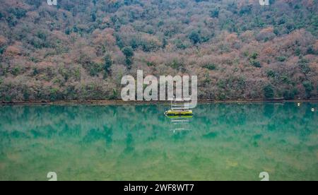 Eine schwimmende Plattform im Limski-Kanal oder im Lim-Kanal in Istrien, Kroatien. Oft als der einzige Fjord in Südeuropa bezeichnet, ist dieser Einlass eigentlich eine ria Stockfoto