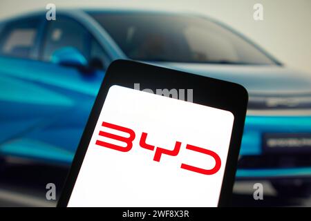 Brasilien. Januar 2024. In dieser Fotoabbildung wird das BYD Auto-Logo auf einem Smartphone-Bildschirm und im Hintergrund ein Elektroauto derselben Marke angezeigt. Quelle: SOPA Images Limited/Alamy Live News Stockfoto