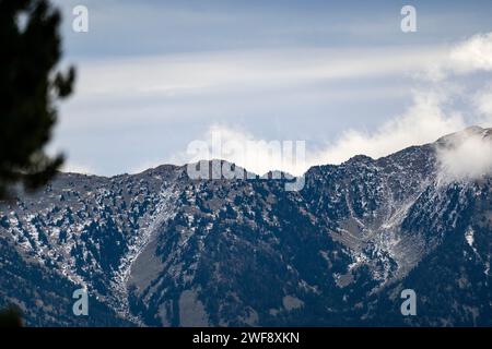 Krise für die Skiindustrie - Januar Saison und kein Schnee in den Pyrenäen Orientales, Frankreich Stockfoto