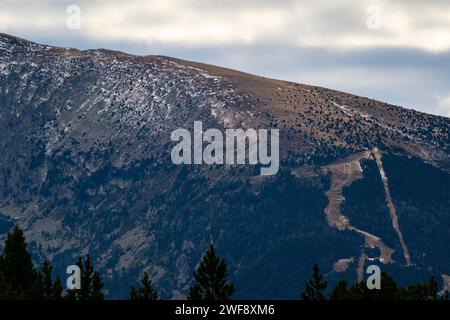 Krise für die Skiindustrie - Januar Saison und kein Schnee in den Pyrenäen Orientales, Frankreich Stockfoto