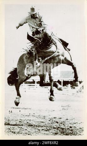 Historische Calgary Stampede Fotografie. Szene eines Cowboys, der in der Calgary Stampede auf einer sattelbesetzten Bronco reitet. Von Rosettis Studio, Calgary, Alberta um die 1930er Jahre Stockfoto