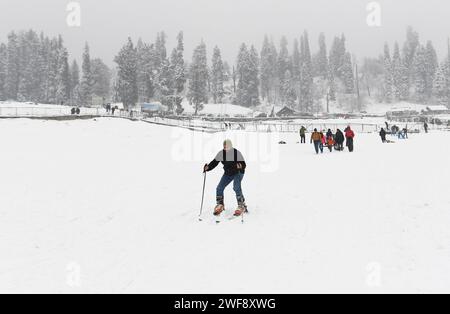 Kaschmir, Indien. Januar 2024. Neuschnee in den höheren Bergen des Kaschmir-Tals hat einen der längsten Trockenheitszeiten von rund zwei Monaten dieser Saison durchbrochen. Ein neuer Schneefall hat Einheimische und Touristen gleichermaßen angefeuert. Die Wirtschaft des Bundesstaates ist stark von der Tourismusbranche abhängig, und der Schneefall nach langer Wartezeit dürfte Touristen in das glitzernde Silbertal locken. Stockfoto