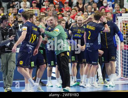 Köln, Allemagne. Januar 2024. Schweden-Spieler feiern während der EHF Euro 2024 der Männer, Platzierungsspiel 3/4, Handballspiel zwischen Schweden und Deutschland am 28. Januar 2024 in der Lanxess-Arena in Köln – Foto Laurent Lairys/DPPI Credit: DPPI Media/Alamy Live News Stockfoto