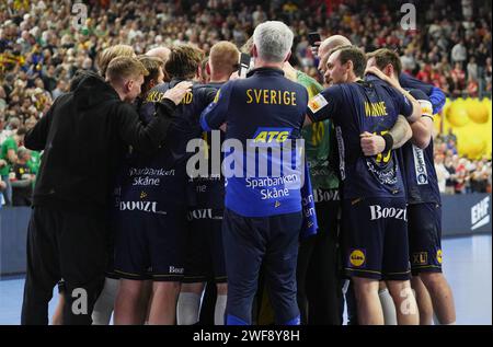 Köln, Allemagne. Januar 2024. Schweden-Spieler feiern während der EHF Euro 2024 der Männer, Platzierungsspiel 3/4, Handballspiel zwischen Schweden und Deutschland am 28. Januar 2024 in der Lanxess-Arena in Köln – Foto Laurent Lairys/DPPI Credit: DPPI Media/Alamy Live News Stockfoto