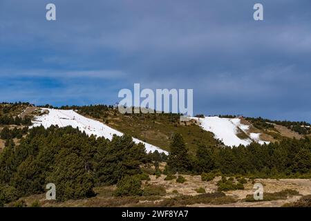 Krise für die Skiindustrie - Januar Saison und kein Schnee in den Pyrenäen Orientales, Frankreich Stockfoto