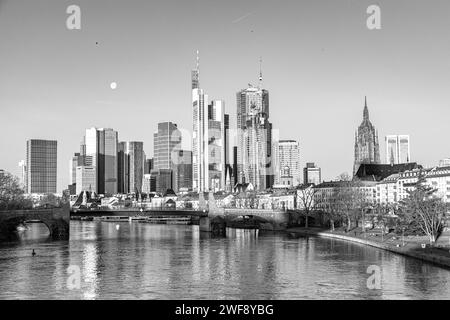 Malerische Skyline von Frankfurt am Main mit Reflexion im Fluss, Hessen, Deutschland Stockfoto