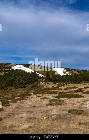 Krise für die Skiindustrie - Januar Saison und kein Schnee in den Pyrenäen Orientales, Frankreich Stockfoto