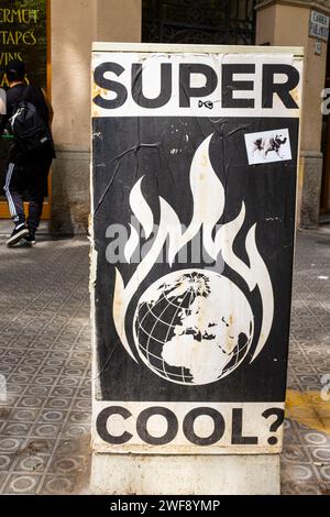 Super Cool? Klimawandel, Klimaerwärmung Poster in Barcelona. Stockfoto