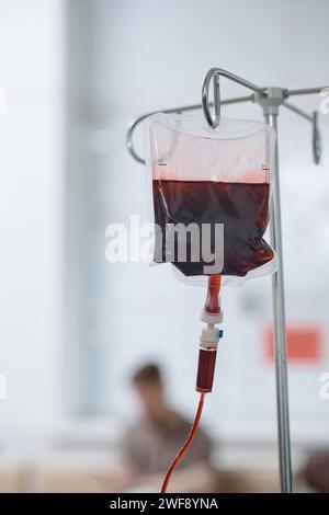 Transparenter Beutel mit roten Blutkörperchen für Transfusion in medizinischem Zentrum, Kopierraum Stockfoto