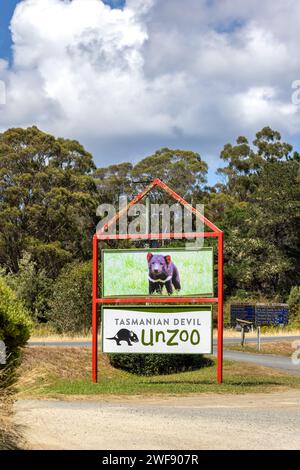 Tasmanien, Australien - 24. Januar 2023: Schild für den Tasmanian Devil Unzoo, ein Naturschutzgebiet mit einheimischen Tieren wie Tasmanischen Teufeln und Kängurus Stockfoto