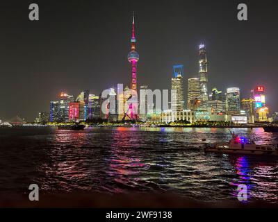 Shanghai, China, Panoramablick, Skyline, Stadtzentrum, Moderne Architektur, Bürogebäude, Pudong, Nacht, Lichter, Huangpu River Scenic Stockfoto