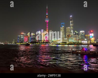 Shanghai, China, Panoramablick, Skyline, Stadtzentrum, Moderne Architektur, Bürogebäude, Pudong, Nacht, Lichter, Huangpu River Scenic, Tower Stockfoto