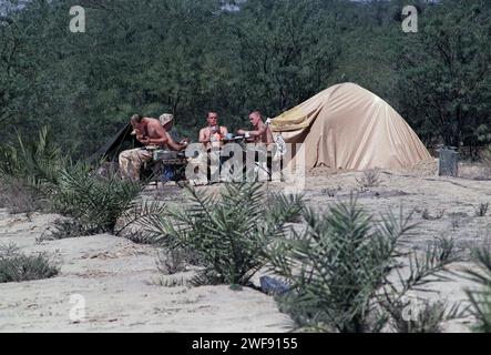 Erster Golfkrieg: 4. März 1991 Soldaten entspannen sich bei einem Kartenspiel und einer Rasur bei Sonnenschein im Hauptquartier der britischen Armee in Kuwait. Stockfoto