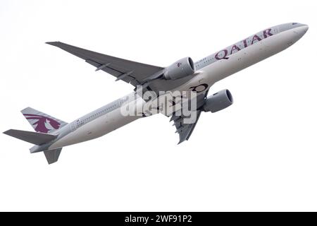 Qatar Airways Boeing 777 fliegen über den internationalen Flughafen Hartsfield-Jackson Atlanta in Atlanta, Georgia. (USA) Stockfoto