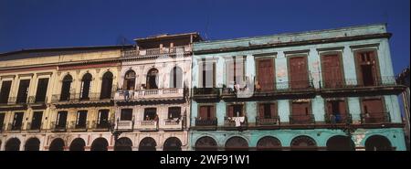 1990er Jahre, Briefkastenansicht des Äußeren der neoklassizistischen Gebäude in Havanna, Kuba. Die Stadt ist berühmt für ihre heruntergekommenen alten Gebäude und ihre Architektur in verschiedenen Stilen, die aus der Kolonialzeit stammt, als sie von Spanien regiert wurde, und dann ihre neoklassizistischen und barocken Gebäude aus dem 18. Jahrhundert. Anfang des 20. Jahrhunderts wurde die Stadt von der Art déco-Bewegung beeinflusst. Stockfoto