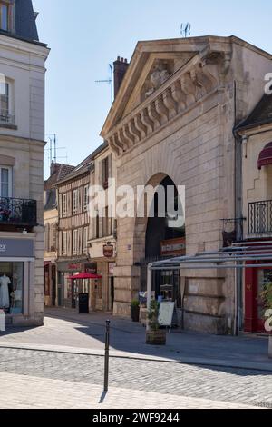 Compiègne, Frankreich - 27. Mai 2020: Ehemaliger Salzspeicher (bekannt als Les Halles du Grenier à Sel) im Stadtzentrum. Stockfoto