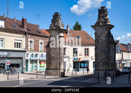 Crépy-en-Valois, Frankreich - 25. Mai 2020: Die Überreste der Porte de Paris, deren Bau zwischen 1788 und 1792 stattfand. Stockfoto