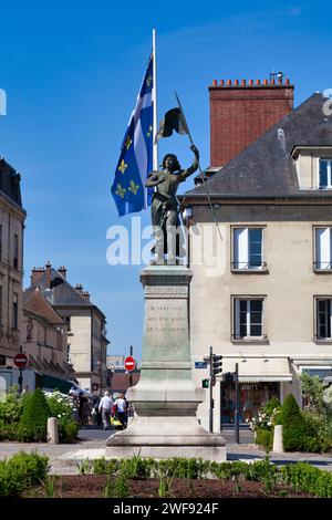 Compiègne, Frankreich - 27. Mai 2020: In der Mitte des Rathausplatzes steht seit Oktober 1880 die Statue der Jeanne d'Arc von Frédéric-Etienne Lerou Stockfoto