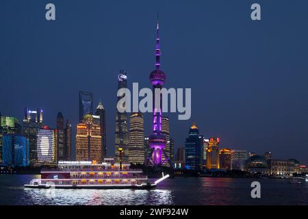 Shanghai, China - 10. August 2018: Finanzviertel von Pudong in der Abenddämmerung, darunter einige bekannte Wolkenkratzer: Der Shanghai Tower, der Huangpu River, die Stockfoto