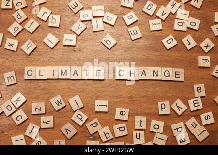 Klimaänderung Buchstaben Fliesen auf Holzbrett Hintergrund angeordnet Stockfoto