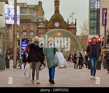 Glasgow, Schottland, Großbritannien. Januar 2024. Wetter in Großbritannien: Warmer Tag sah Einheimische auf der Buchanan Street, der Einkaufs- und Stilhauptstadt Schottlands. Credit Gerard Ferry/Alamy Live News Stockfoto