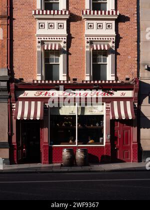 Die historische Long Hall Bar an der South Great George's Street Dublin City, Irland. Stockfoto