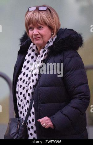 Die Vorsitzende Baroness Heather Hallett verlässt die COVID-19-Anhörung des Vereinigten Königreichs im Edinburgh International Conference Centre (EICC). Die Anhörung befasst sich mit den wichtigsten Entscheidungsfindungen des Vereinigten Königreichs und der politischen Governance in Schottland. Bilddatum: Montag, 29. Januar 2024. Stockfoto