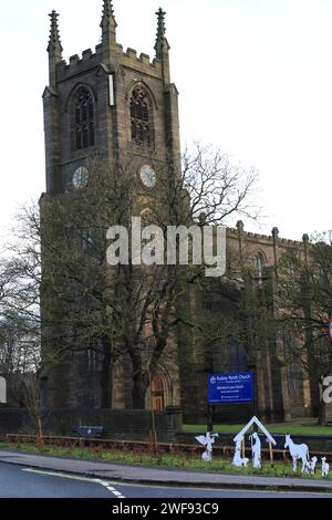 Eine alte Kirchenfassade mit Straßenschmuck Stockfoto