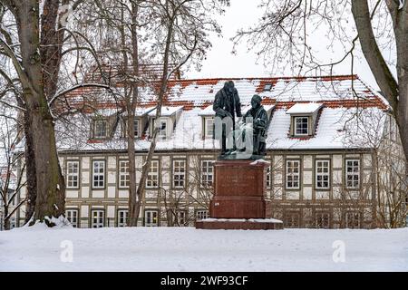 Das verschneite Denkmal für Karl Friedrich Gauß und Wilhelm Weber in Göttingen, Niedersachsen, Deutschland | Schneedenkmal auf Carl Friedrich Gaus Stockfoto