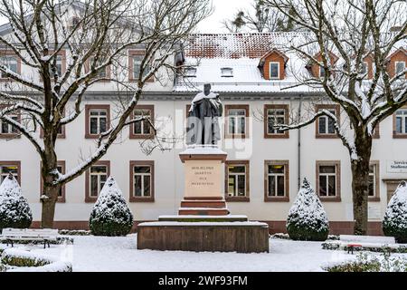 Das verschneite Denkmal von König Wilhelm IV auf dem Wilhelmsplatz in Göttingen, Niedersachsen, Deutschland | Schneekönig Wilhelm IV. Denkmal auf W Stockfoto