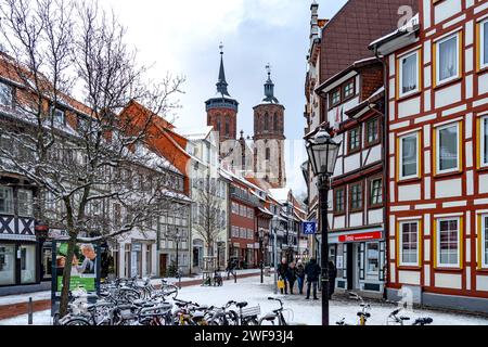 Fachwerkhäuser und die St.-Johannis-Kirche in Göttingen im Winter, Niedersachsen, Deutschland | Holzrahmenhäuser und St. Johanniskirche in Götti Stockfoto