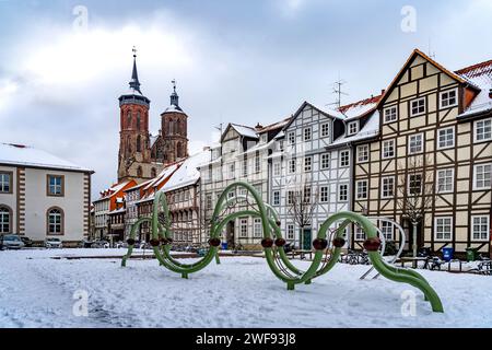 Fachwerkhäuser der Paulinerstrasse und die St.-Johannis-Kirche in Göttingen im Winter, Niedersachsen, Deutschland | Holzrahmenhäuser des Paulus Stockfoto