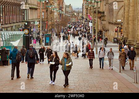 Glasgow, Schottland, Großbritannien. Januar 2024. Wetter in Großbritannien: Warmer Tag sah Einheimische auf der Buchanan Street, der Einkaufs- und Stilhauptstadt Schottlands. Credit Gerard Ferry/Alamy Live News Stockfoto