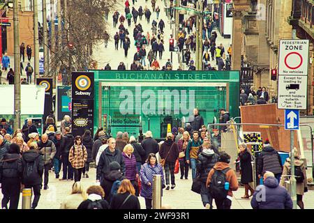 Glasgow, Schottland, Großbritannien. Januar 2024. Wetter in Großbritannien: Warmer Tag sah Einheimische auf der Buchanan Street, der Einkaufs- und Stilhauptstadt Schottlands. Credit Gerard Ferry/Alamy Live News Stockfoto