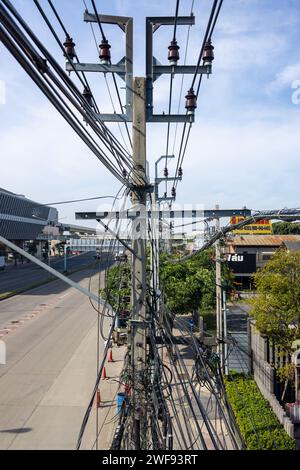 Dieses Foto bietet eine Luftperspektive auf eine Straße voller komplizierter Kabel. Stockfoto