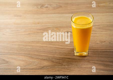 Glas Orangensaft auf dem Tisch isoliert Stockfoto