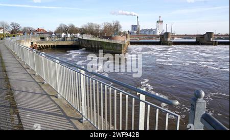 Das 2011 eingeweihte Wasserkraftwerk am rechten Weserufer im Bremer Stadtteil Hemelingen, Ortsteil Hastedt. Die überwiegend unterirdische Zehn-Megawatt-Anlage wurde neben der Weserwehr errichtet. Von 1911 bis 1987 hatte hier ein Acht-Megawatt-Wasserkraftwerk gestanden, gekoppelt mit einem Weserwehr. Nach dem Abriss der gesamten Anlage wurde das Wehr bald durch einen Neubau ersetzt, das Kraftwerk aber erst nach jahrzehntelangem hin und her. Ein Bieterwettbewerb der Bremer Umweltbehörde für den Kraftwerksbau gewann 2002 ein Firmenkonsortium aus dem Greenpeace-Ableger Planet Energy und der Breme Stockfoto