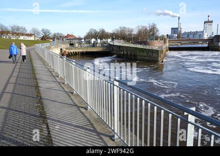 Das 2011 eingeweihte Wasserkraftwerk am rechten Weserufer im Bremer Stadtteil Hemelingen, Ortsteil Hastedt. Die überwiegend unterirdische Zehn-Megawatt-Anlage wurde neben der Weserwehr errichtet. Von 1911 bis 1987 hatte hier ein Acht-Megawatt-Wasserkraftwerk gestanden, gekoppelt mit einem Weserwehr. Nach dem Abriss der gesamten Anlage wurde das Wehr bald durch einen Neubau ersetzt, das Kraftwerk aber erst nach jahrzehntelangem hin und her. Ein Bieterwettbewerb der Bremer Umweltbehörde für den Kraftwerksbau gewann 2002 ein Firmenkonsortium aus dem Greenpeace-Ableger Planet Energy und der Breme Stockfoto