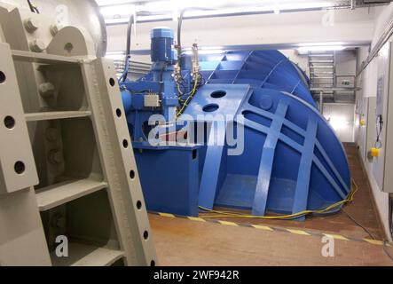 Blick ins Innere des 2011 eingeweihten Wasserkraftwerke am rechten Weserufer im Bremer Stadtteil Hemelingen, Ortsteil Hastedt hier im Januar 2012. Zu sehen sind eine von zwei Turbinen blau mit Generator grau. Die überwiegend unterirdische Zehn-Megawatt-Anlage wurde neben der Weserwehr errichtet. Von 1911 bis 1987 hatte hier ein Acht-Megawatt-Wasserkraftwerk gestanden, gekoppelt mit einem Weserwehr. Nach dem Abriss der gesamten Anlage wurde das Wehr bald durch einen Neubau ersetzt, das Kraftwerk aber erst nach jahrzehntelangem hin und her. Einen Bieterwettbewerb der Bremer Umweltbehörde für den Stockfoto