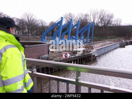 Das 2011 eingeweihte Wasserkraftwerk am rechten Weserufer im Bremer Stadtteil Hemelingen, Ortsteil Hastedt, hier wenige Wochen nach Beginn des Probebetriebs. Die überwiegend unterirdische Zehn-Megawatt-Anlage wurde neben der Weserwehr errichtet. Von 1911 bis 1987 hatte hier ein Acht-Megawatt-Wasserkraftwerk gestanden, gekoppelt mit einem Weserwehr. Nach dem Abriss der gesamten Anlage wurde das Wehr bald durch einen Neubau ersetzt, das Kraftwerk aber erst nach jahrzehntelangem hin und her. Ein Bieterwettbewerb der Bremer Umweltbehörde für den Kraftwerksbau gewann 2002 ein Firmenkonsortium aus Stockfoto